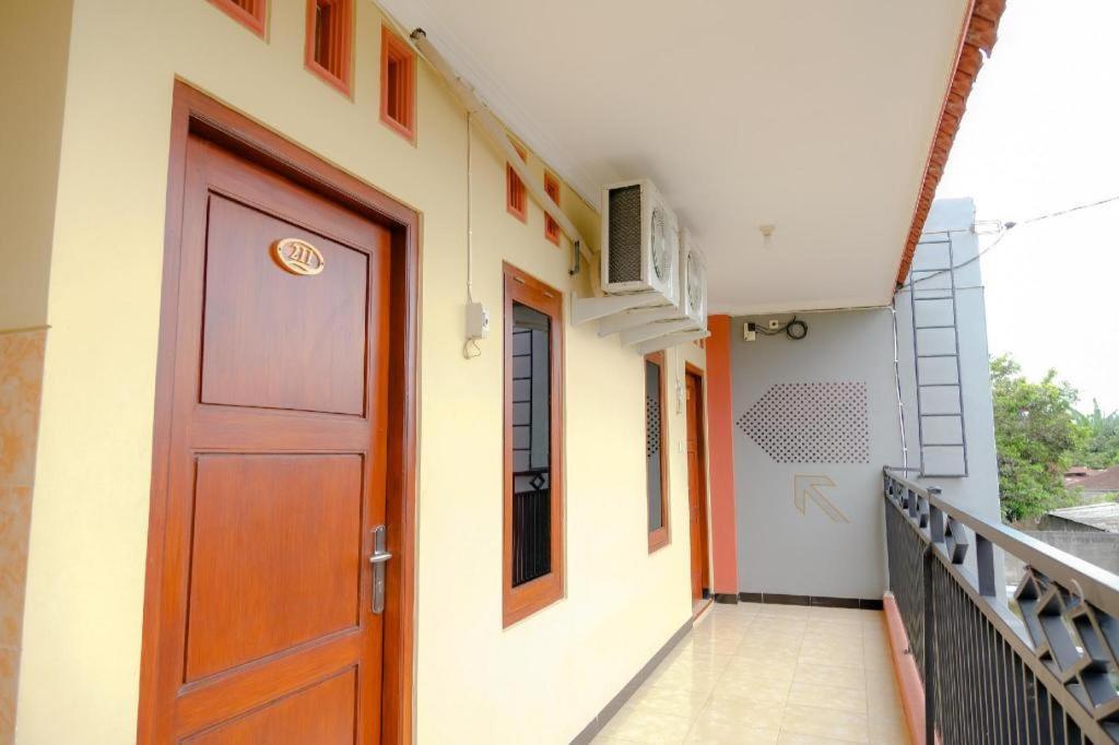 Oyo 2826 Panderman Residence Blitar Εξωτερικό φωτογραφία