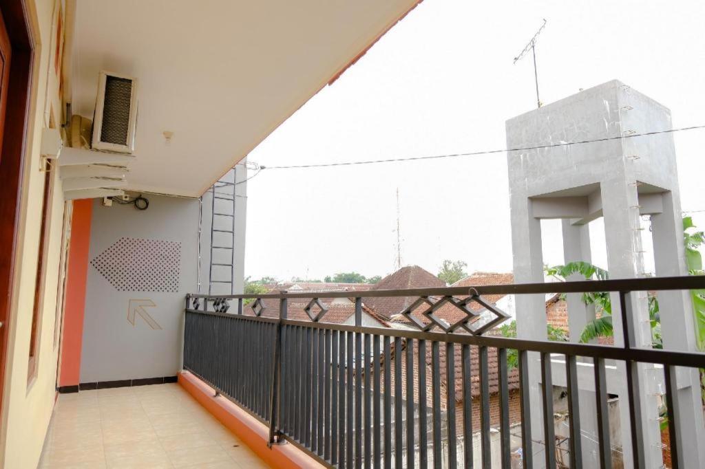 Oyo 2826 Panderman Residence Blitar Εξωτερικό φωτογραφία